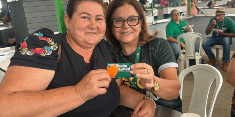 Emater e Prefeitura entregam cartões de crédito no valor de R$ 5 mil